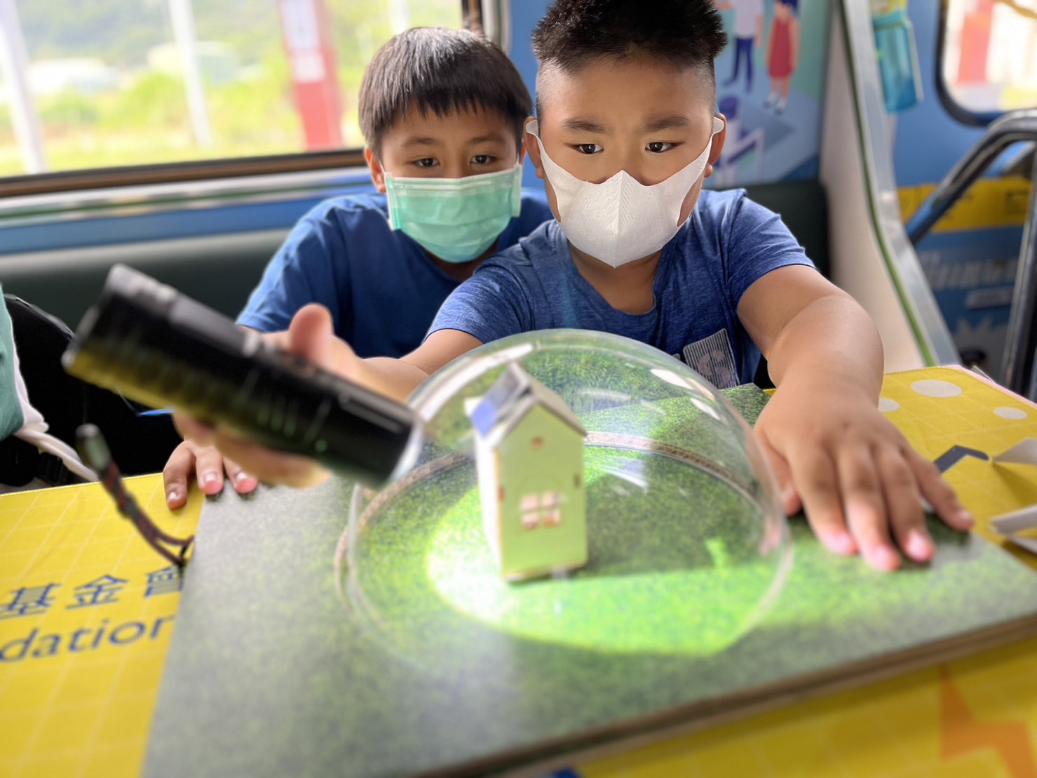韦德1946參與基礎科學主題車廂，以STEAM教學精神，設計「逐日科學家」、「太陽能工程師」以及「淨零建築師」三大能源科普課程和實驗